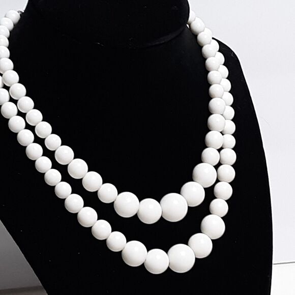 Unbranded Jewelry - White Beaded Necklace Round Lucite? Plastic layering elegant simple layers